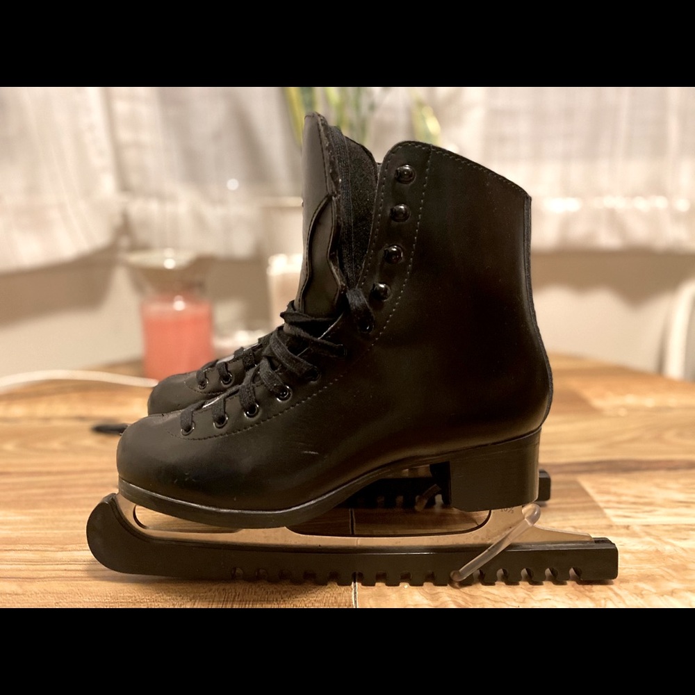 🚨SOLD Jackson Glacier 222 Figure Ice Skates